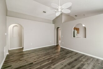 30220 Birdhouse Dr in Wesley Chapel, FL - Foto de edificio - Building Photo