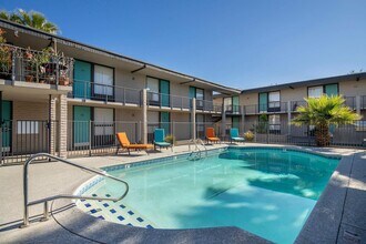 Summit on Thomas in Phoenix, AZ - Foto de edificio - Building Photo
