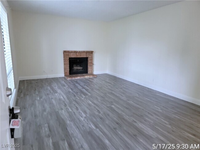 5211 Caliente St in Las Vegas, NV - Building Photo - Building Photo
