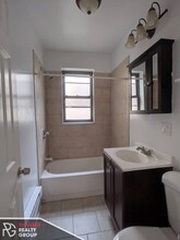 3733 N Pine Grove Ave, Unit 3726-E2 in Chicago, IL - Building Photo - Building Photo