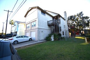 82 Harbor Ln in Kemah, TX - Building Photo