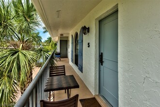 655 8th Ave S in Naples, FL - Foto de edificio - Building Photo