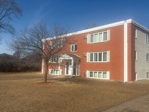 Town Properties in Spring Lake Park, MN - Foto de edificio - Building Photo