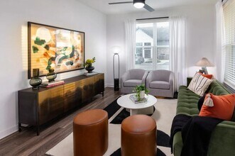 5617 Oak St in Fairburn, GA - Foto de edificio - Building Photo