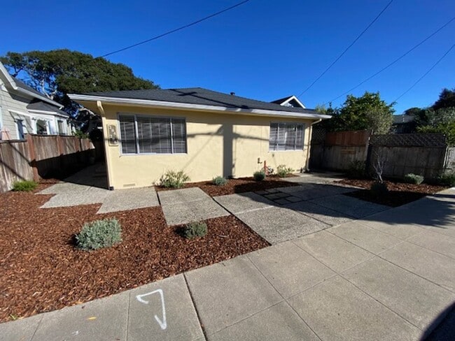 284-286 Junipero Ave in Pacific Grove, CA - Building Photo - Building Photo