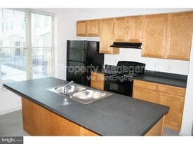 745 S 13th St in Philadelphia, PA - Building Photo