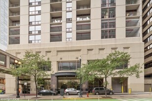 200 N Dearborn St, Unit 2208 in Chicago, IL - Building Photo