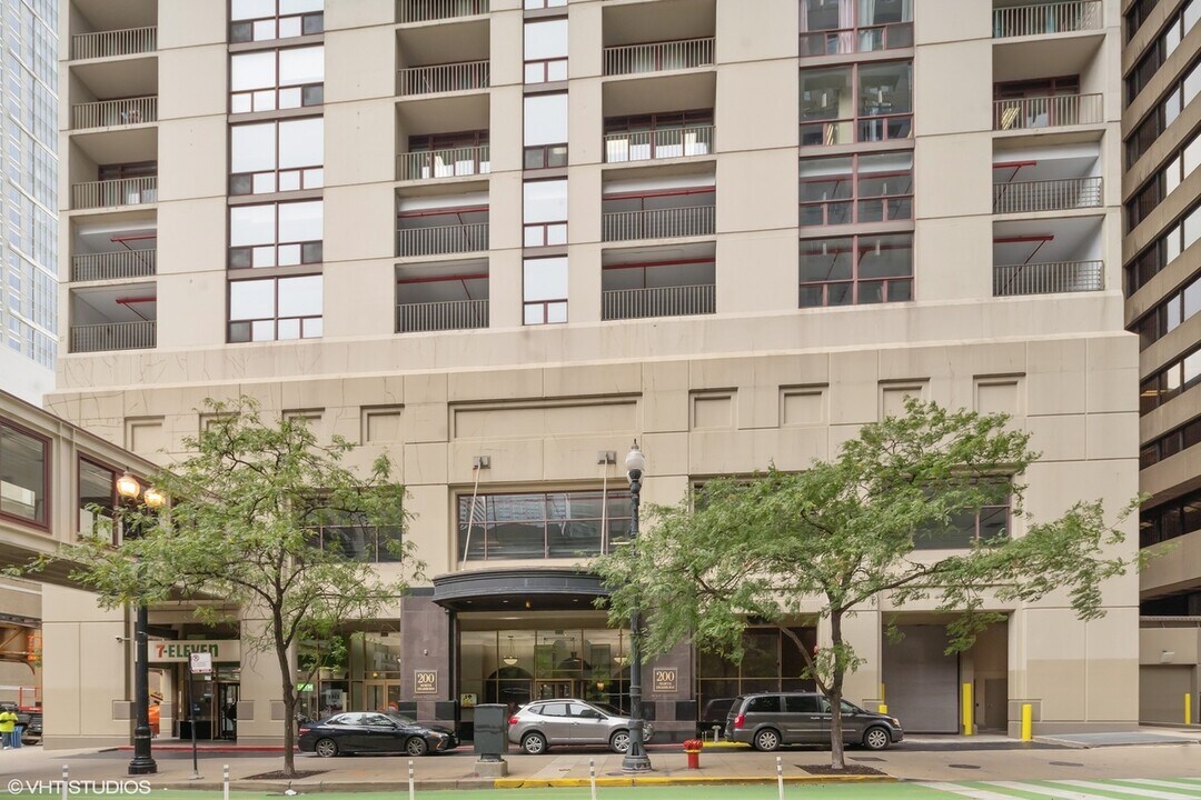 200 N Dearborn St, Unit 2208 in Chicago, IL - Building Photo