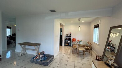 6790 SW 18th St in Miami, FL - Building Photo - Building Photo