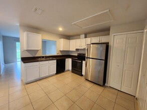 5013-5015 Locke Ln in Lehigh Acres, FL - Foto de edificio - Building Photo