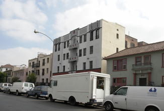 250 S Kenmore Ave in Los Angeles, CA - Foto de edificio - Building Photo