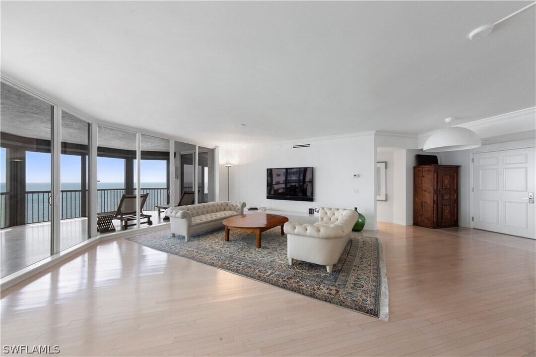 8473 Bay Colony Dr in Naples, FL - Building Photo