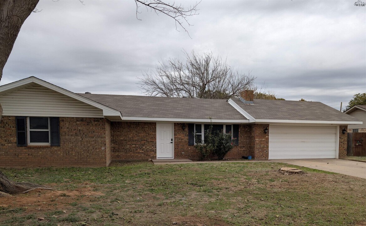 1311 Amherst St in Burkburnett, TX - Building Photo