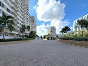 1980 S Ocean Dr in Hallandale Beach, FL - Building Photo - Building Photo