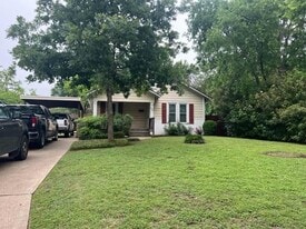806 N Gaines St in Ennis, TX - Building Photo