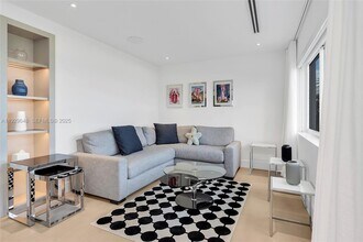 325 Ocean Dr in Miami Beach, FL - Foto de edificio - Building Photo