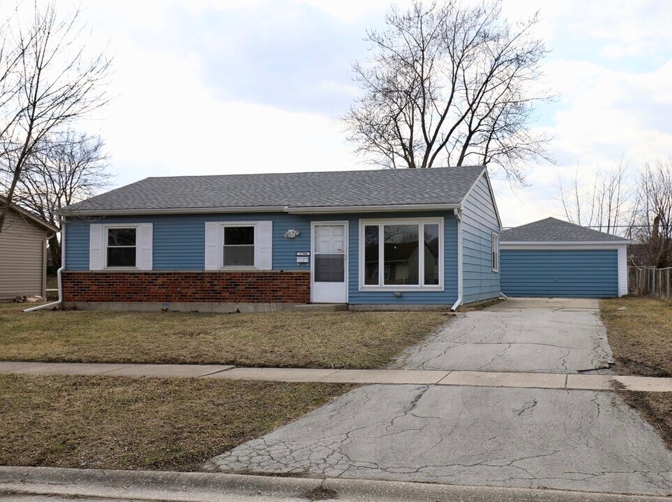 17306 Peach Grove Ln in Hazel Crest, IL - Building Photo