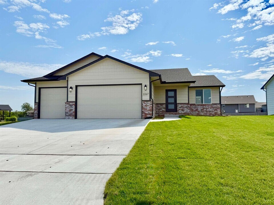 2267 S Chateau Ct in Wichita, KS - Building Photo