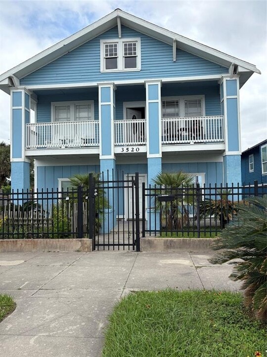 3520 Avenue S 1/2 in Galveston, TX - Building Photo