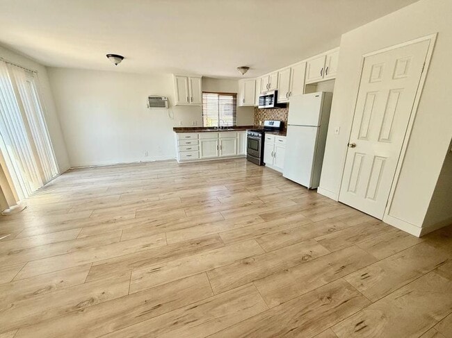 13227 Vanowen St in Los Angeles, CA - Building Photo - Building Photo