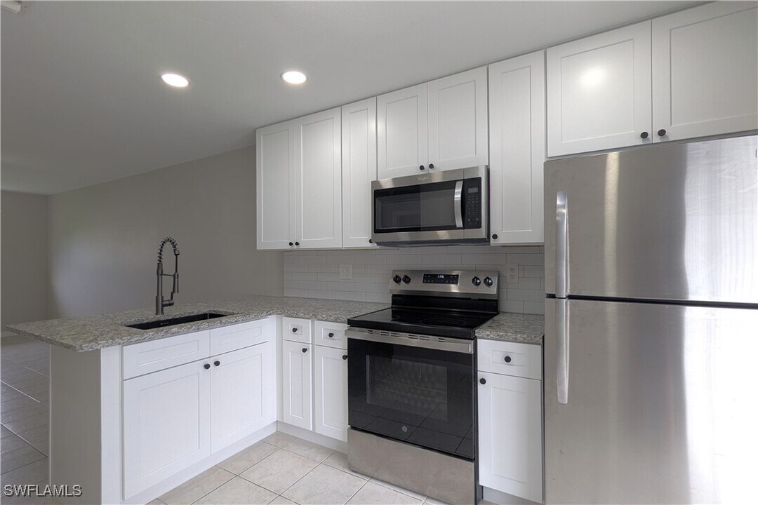 427 NE Pine Island Ln in Cape Coral, FL - Foto de edificio