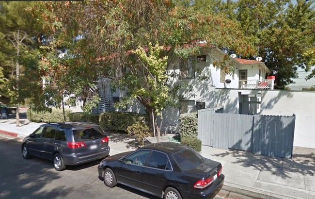 5800 Coldwater Canyon Ave in Valley Village, CA - Foto de edificio - Building Photo