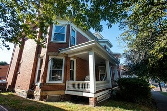 27 N College St in Athens, OH - Building Photo - Building Photo