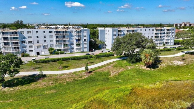 470 Executive Center Dr in West Palm Beach, FL - Foto de edificio - Building Photo