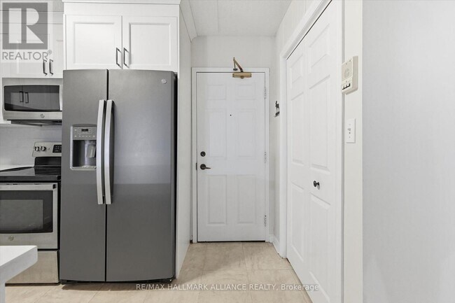 4013 Kilmer Dr in Burlington, ON - Building Photo - Building Photo