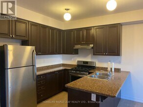 70 Aspen Hills Rd in Brampton, ON - Building Photo - Building Photo