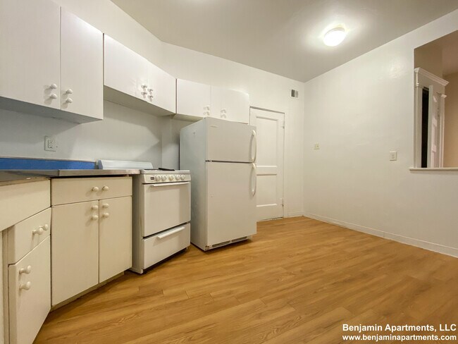 1592 Beacon St, Unit 11 in Brookline, MA - Building Photo - Building Photo