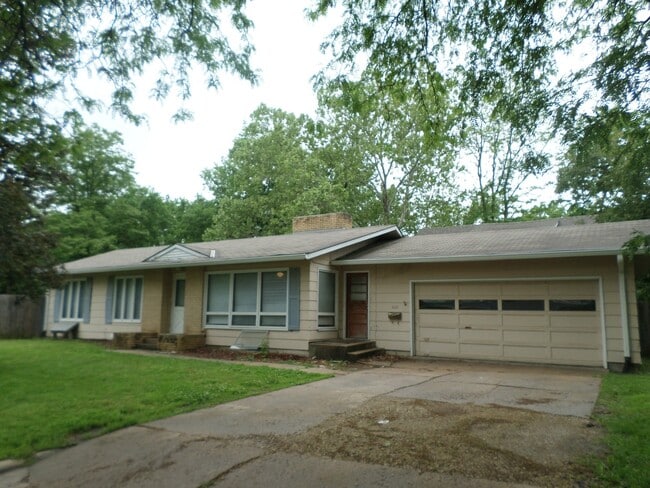 1121 N 8th St in Manhattan, KS - Building Photo - Building Photo