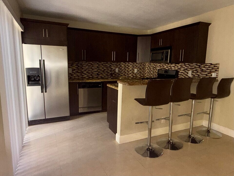 2471 Waterside Dr in Lake Worth Beach, FL - Building Photo