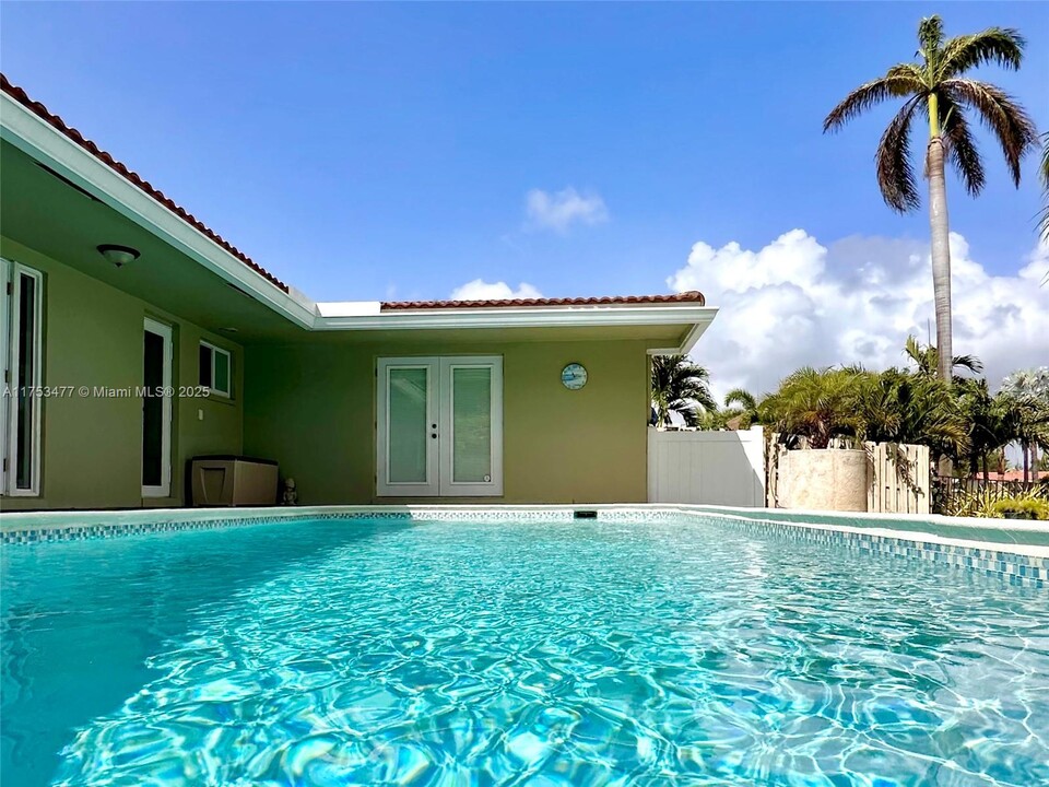 1485 NE 57th St in Fort Lauderdale, FL - Foto de edificio