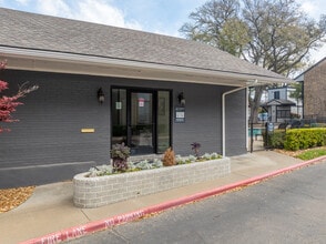 Lakeridge Heights in Dallas, TX - Building Photo - Building Photo