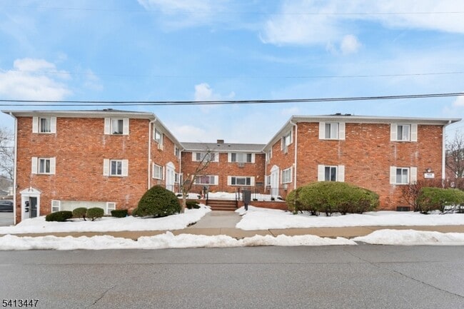 property at 104 N Beverwyck Rd