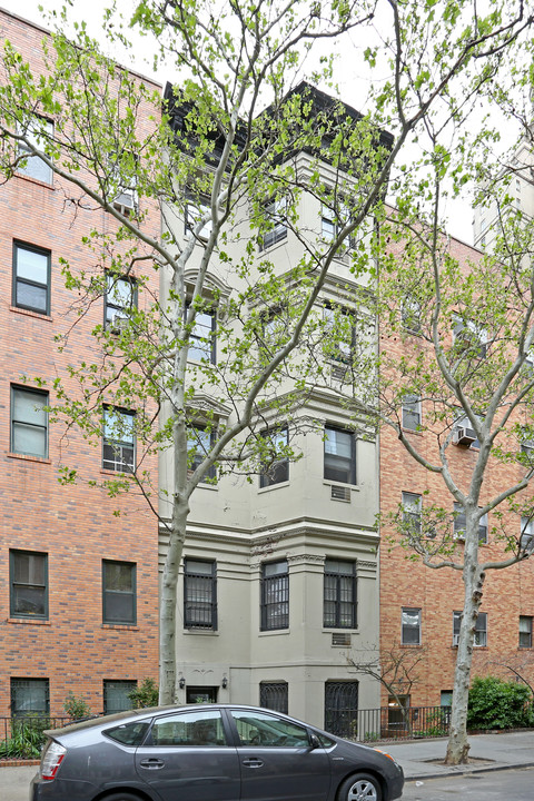 21 W 74th St in New York, NY - Building Photo