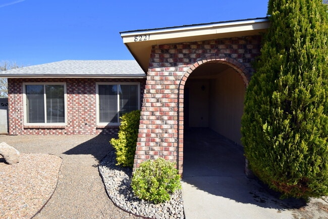 8221 Portales St NE in Albuquerque, NM - Building Photo - Building Photo