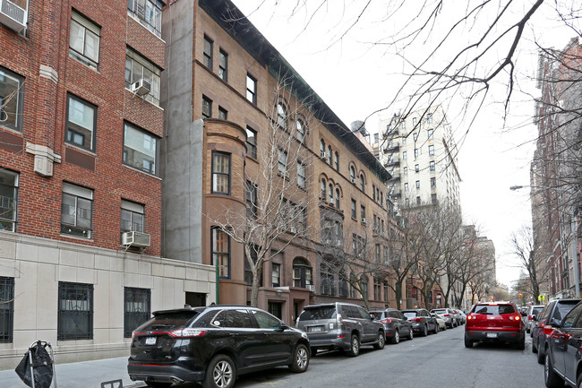 323 W 82nd St in New York, NY - Building Photo - Building Photo