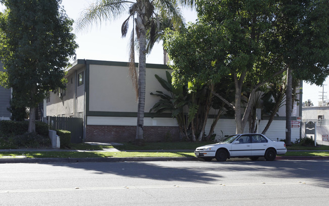 Palm Garden Apartments in Anaheim, CA - Foto de edificio - Building Photo