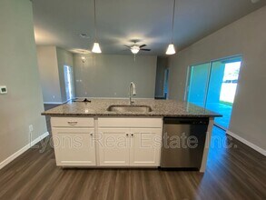 21040 Evanston Ave in Port Charlotte, FL - Foto de edificio - Building Photo