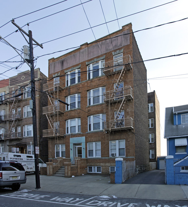 396 Mountain Rd in Weehawken, NJ - Building Photo