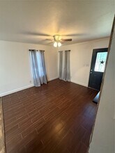 919 Lovett St in Tomball, TX - Foto de edificio - Building Photo