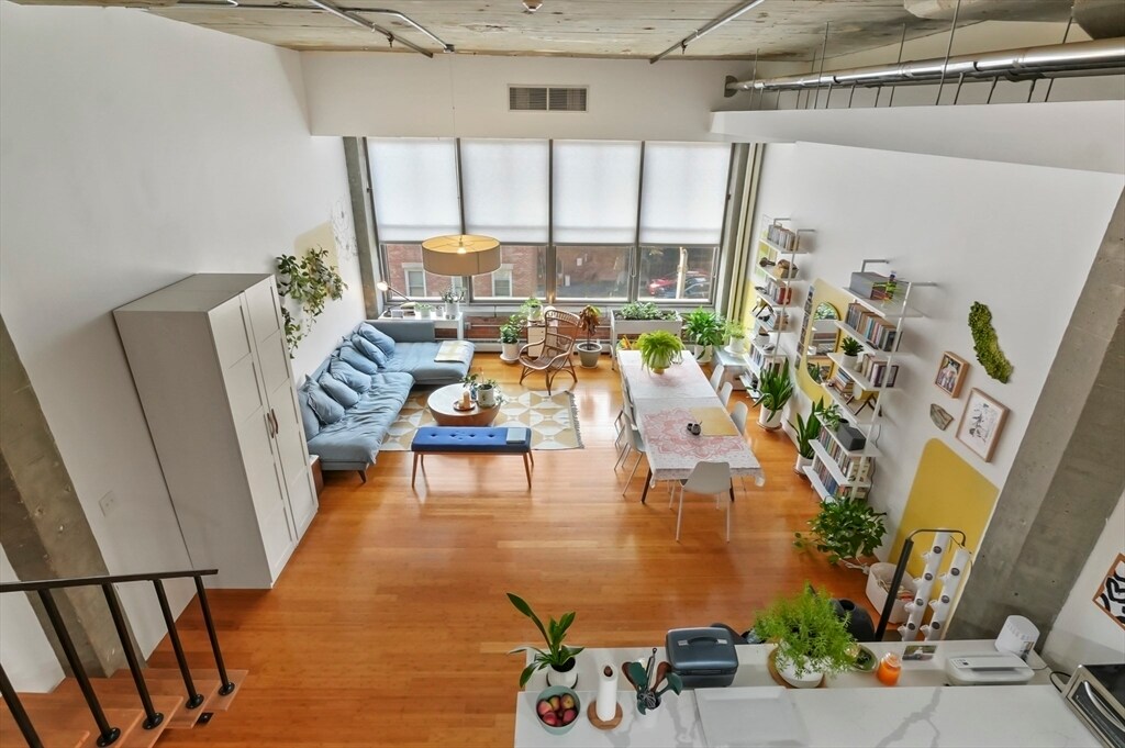 156 Porter St in Boston, MA - Building Photo