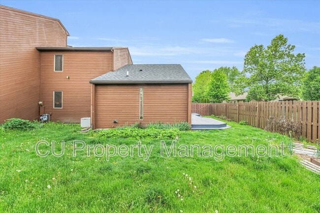 1 Lyndhurst Village Ct in Savoy, IL - Foto de edificio - Building Photo