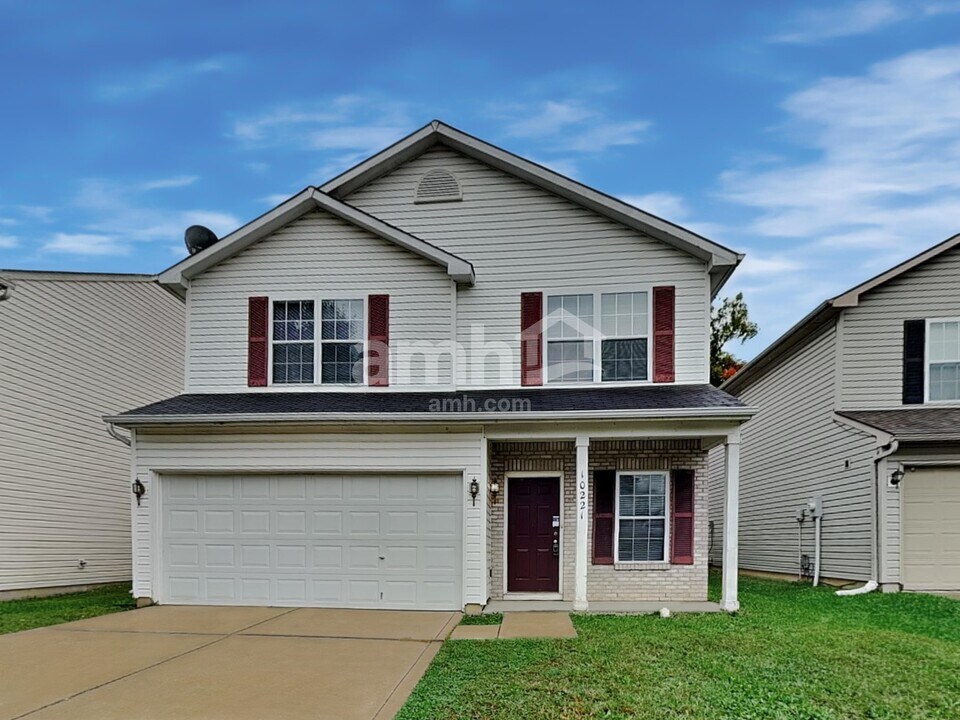 10221 Blue Sky Dr in Avon, IN - Building Photo