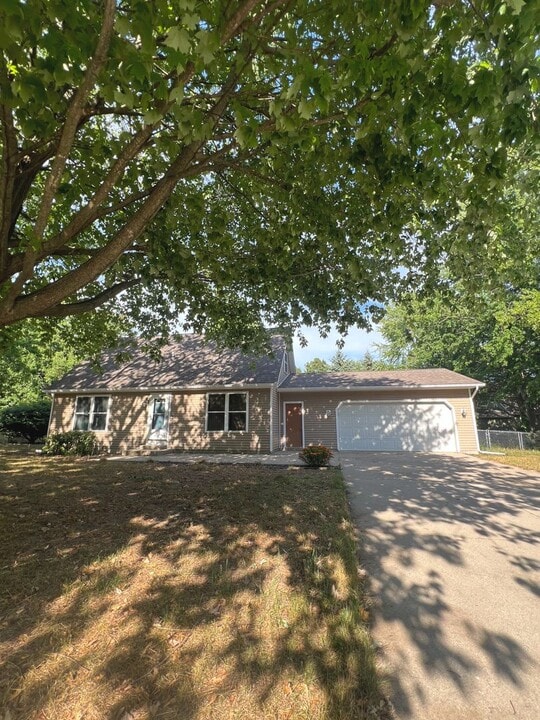 21 Iroquois Ave in Holland, MI - Building Photo