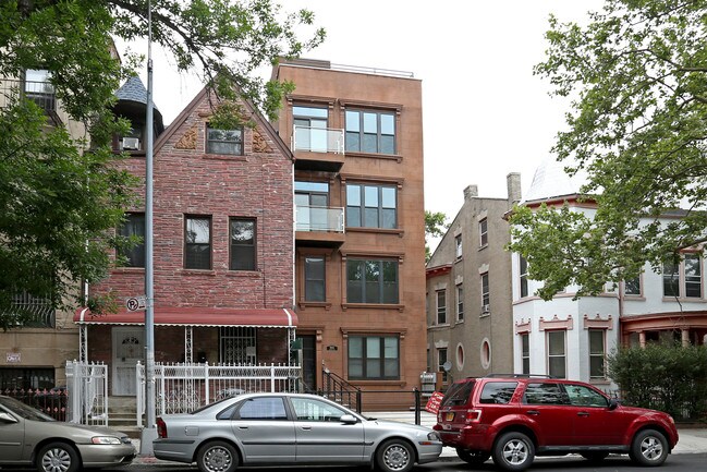 901 Greene Ave in Brooklyn, NY - Foto de edificio - Building Photo