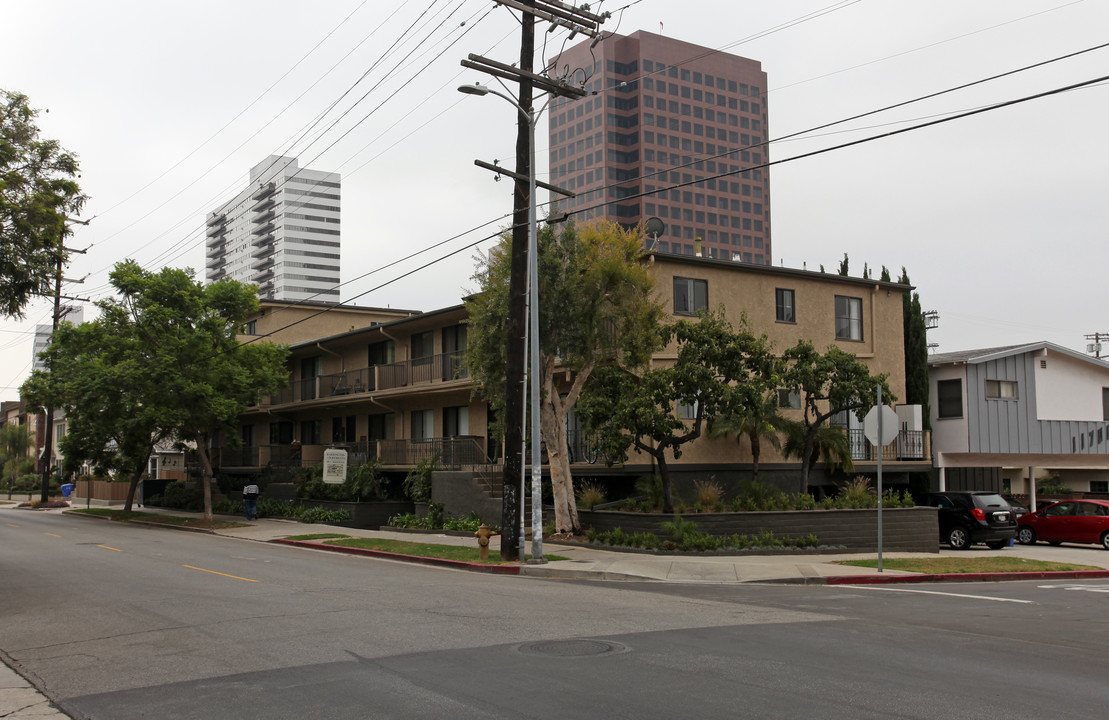 1105 S Barrington Ave in Los Angeles, CA - Building Photo