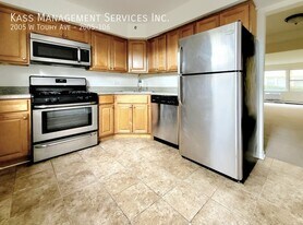 2005 W Touhy Ave in Chicago, IL - Building Photo